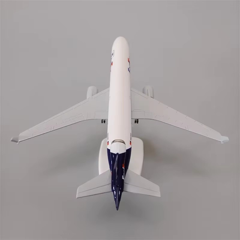 نموذج طائرة 20 سنتيمتر الهواء  - مراجعة Model Kit Ixchel وسعره