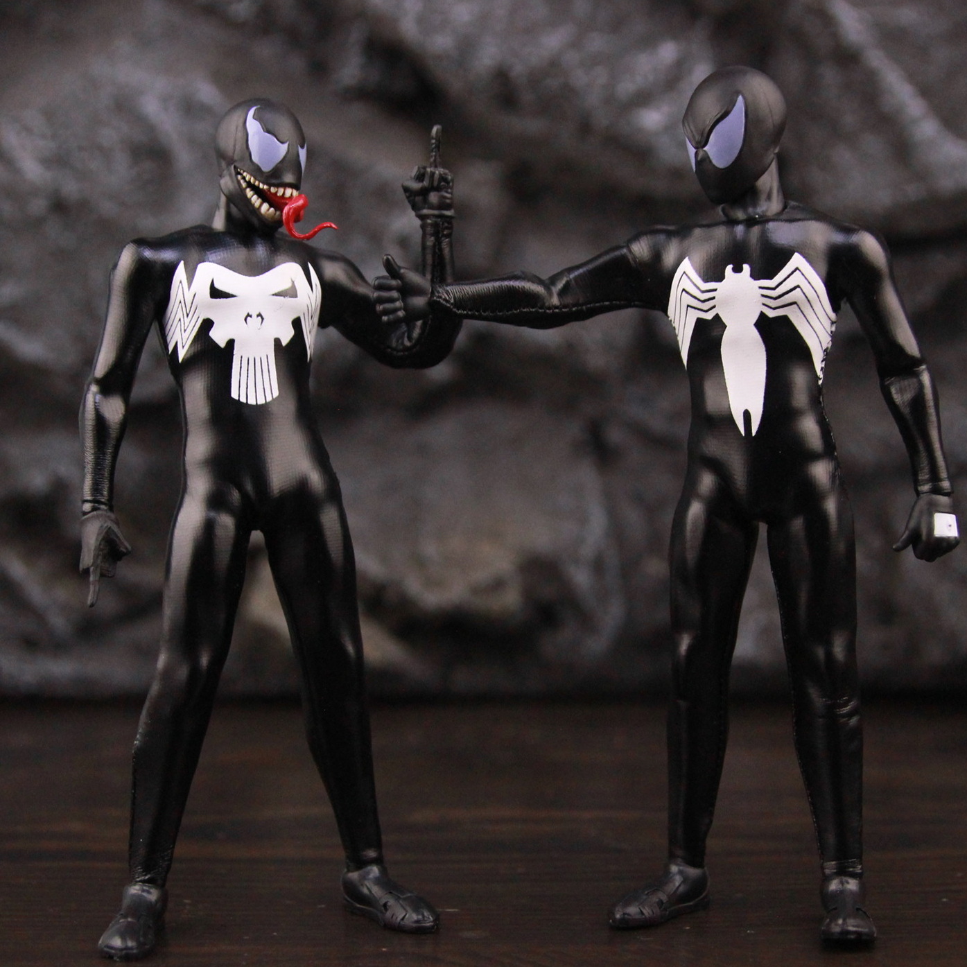 أعجوبة الرجل العنكبوت جلدي الل - مراجعة Model Kit Venom وسعره