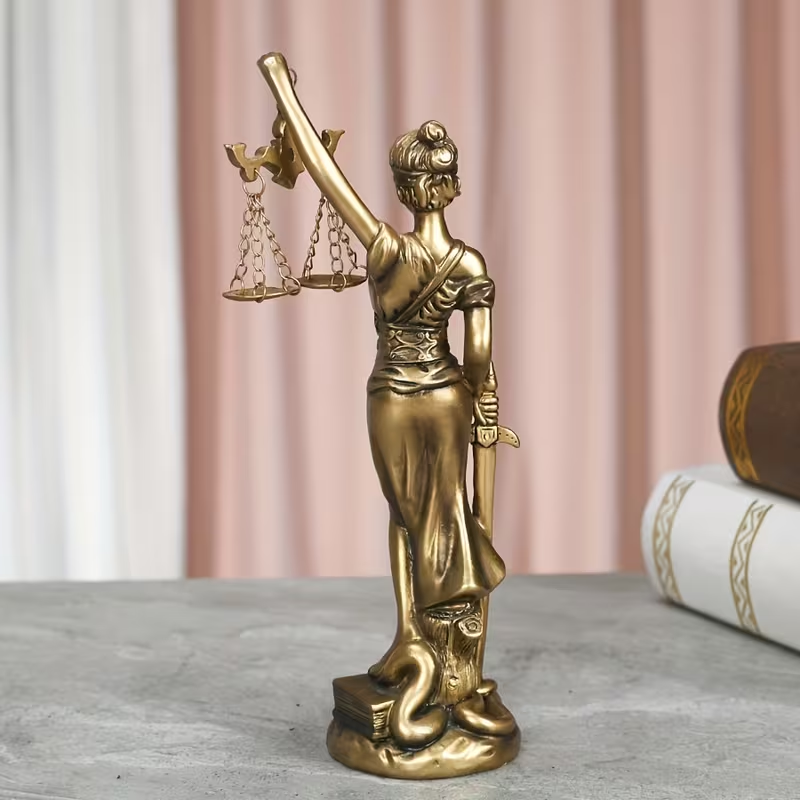 تمثال إلهة العدالة بقاعدة مستد - مراجعة Model Kit Judge وسعره