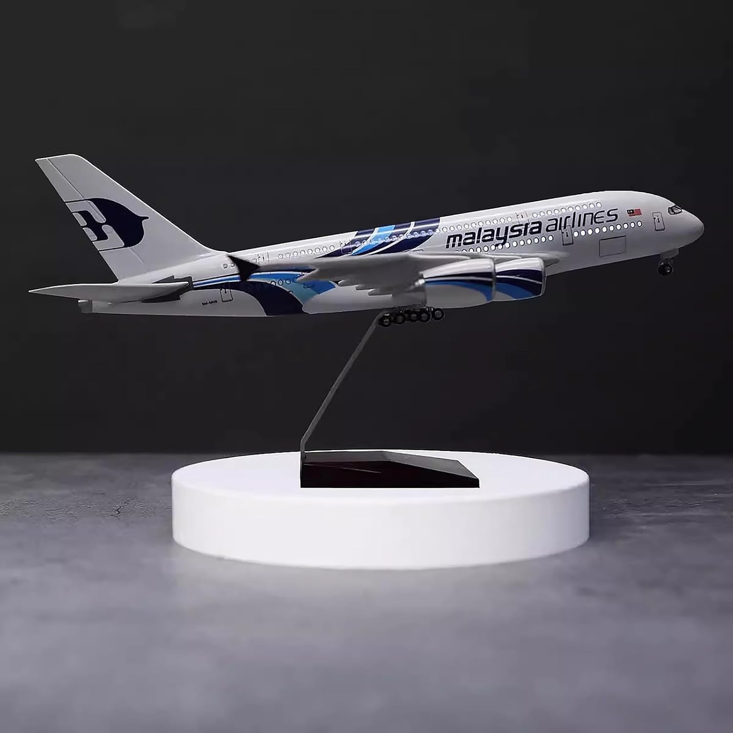 مقياس 1:160 الخطوط الجوية الما - مراجعة Model Kit Ixchel وسعره